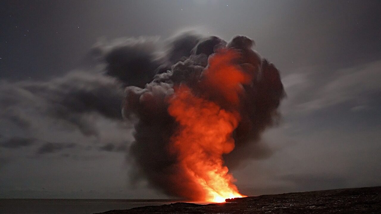 Astoundingly True - What are super volcanoes? Can they erupt again?